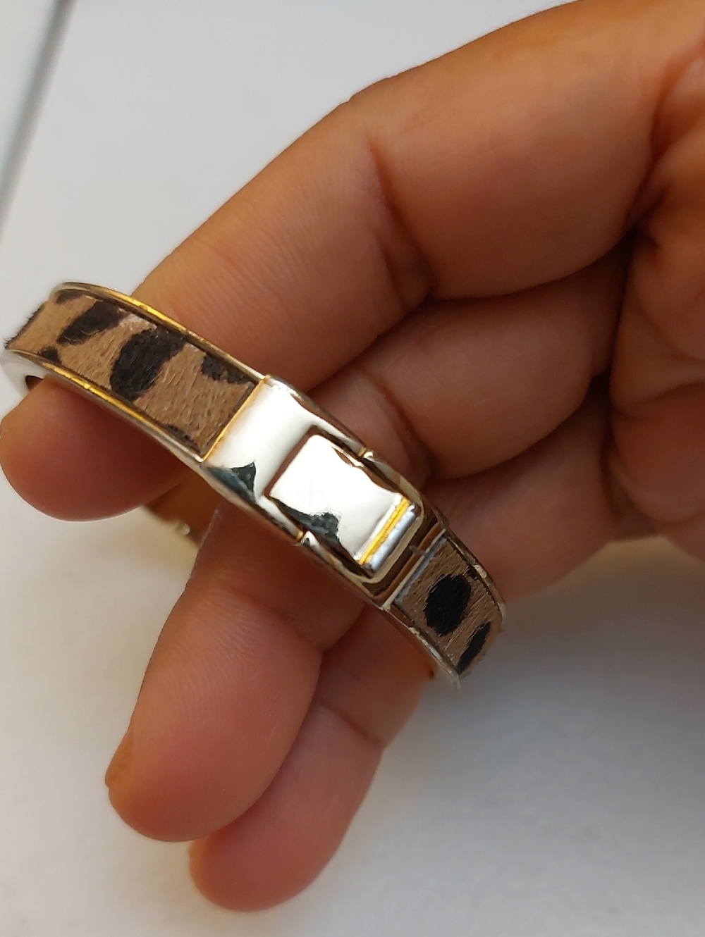 LOFT Cheetah Leopard Faux Fur Inlay Gold Tone Hinged Bangle Bracelet - Picture 3 of 7